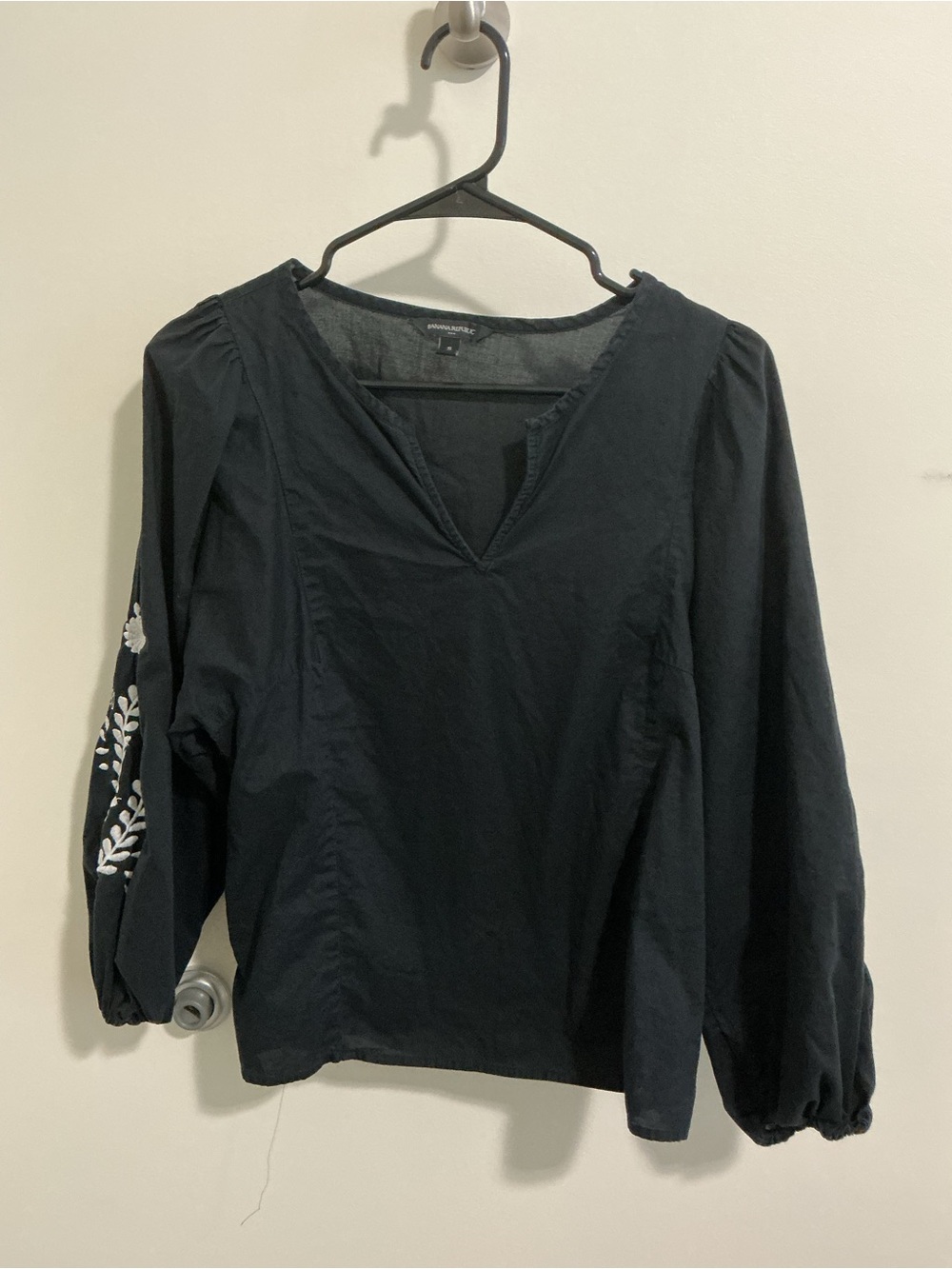 Banana Republic Sz Small Black V-Neck Embroidered Sleeve Cotton Top